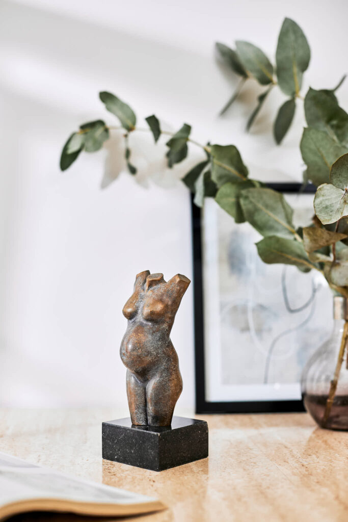 Warm en koud patineren van een bronzen zwangerschapsbeeld.